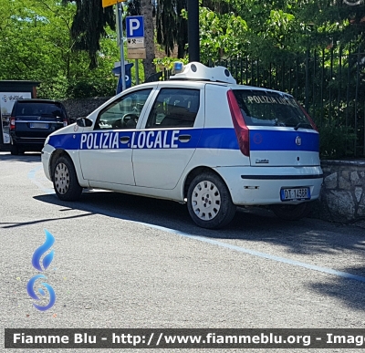 Fiat Punto III serie Classic
Polizia Municipale
Unione dei Comuni Bassa Sabina
Autovettura Appartenente al Comando di Tarano (RI)
Parole chiave: Fiat Punto_IIIserie_Classic Festa_della_Repubblica_2018