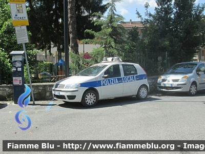 Fiat Punto III serie Classic
Polizia Municipale
Unione dei Comuni Bassa Sabina
Autovettura Appartenente al Comando di Tarano (RI)
Parole chiave: Fiat Punto_III_serie_Classic Festa_della_Repubblica_2018