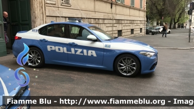 Alfa-Romeo Nuova Giulia Q4
Polizia di Stato
Polizia Stradale
POLIZIA M2700
Parole chiave: Alfa-Romeo Nuova_Giulia_Q4 POLIZIAM2700