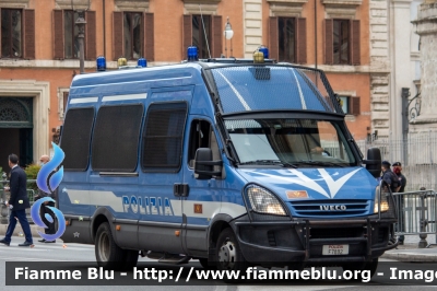 Iveco Daily IV serie
Polizia di Stato
I Reparto Mobile Roma
Allestito Sperotto
Decorazione Grafica Artlantis
POLIZIA F7892
Parole chiave: Iveco / Daily_IVserie / POLIZIAF7892