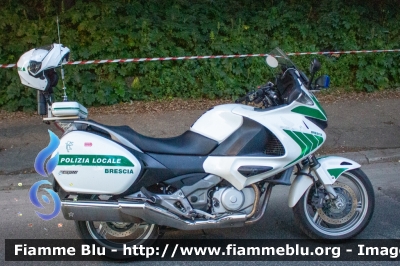 Honda Deauville III serie
Polizia Locale di Brescia
POLIZIA LOCALE YA 02873
In scorta alla Mille Miglia 2019
Parole chiave: Honda Deauville_IIIserie POLIZIALOCALEYA02873