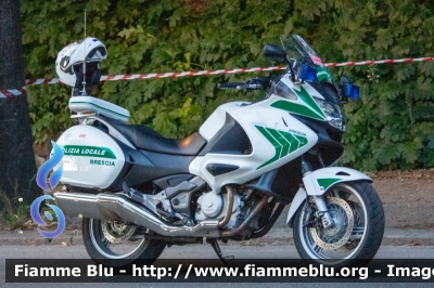 Honda Deauville III serie
Polizia Locale di Brescia
POLIZIA LOCALE YA 02872
In scorta alla Mille Miglia 2019
Parole chiave: Honda / Deauville_IIIserie / POLIZIALOCALEYA02872 1000_Miglia_2019