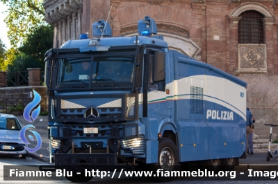 Mercedes Benz Arocs
Polizia di Stato
I Reparto Mobile di Roma
Idrante Allestimento BAI
POLIZIA M2781
Parole chiave: Mercedes-Benz / / / Arocs / / / POLIZIAM2781