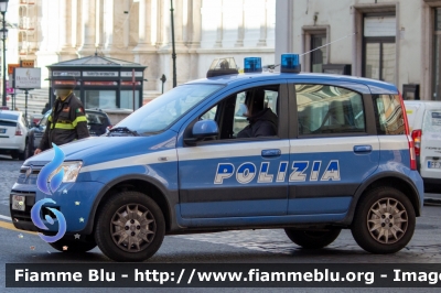 Fiat Nuova Panda 4x4 I serie
Polizia di Stato
Questura di Roma
POLIZIA H4615
Parole chiave: Fiat / Nuova_Panda_4x4_Iserie / POLIZIAH4615