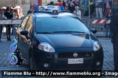 Fiat Grande Punto
Carabinieri
Autovettura equipaggiata con sistema EVA
CC CJ 960
Parole chiave: Fiat Grande_Punto CCCJ960