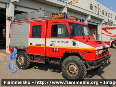 Iveco VM90
Vigili del Fuoco
Comando Provinciale di Cremona
Polisoccorso allestimento Baribbi
VF 15952
Parole chiave: Iveco VM90 VF15952
