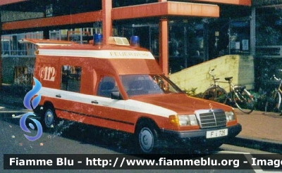 Mercedes-Benz classe E Wagon
Bundesrepublik Deutschland - Germany - Germania
Feuerwehr Frankfurt Am Main
Parole chiave: Mercedes-Benz Classe_E_Wagon Ambulanza
