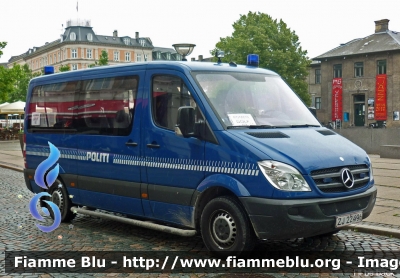 Mercedes-Benz Sprinter III serie 
Danmark - Danimarca
Politi - Polizia Nazionale
Parole chiave: Mercedes-Benz Sprinter_IIIserie