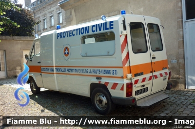 Renault Master I serie
France - Francia
Association Departementale Protection Civile Haute Vienne 87 
Parole chiave: Ambulanza Renault Master_Iserie