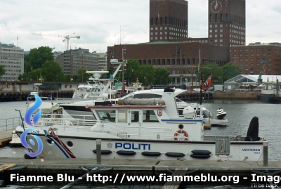Imbarcazione
Kongeriket Norge - Kongeriket Noreg - Norvegia
Politi - Polizia 
