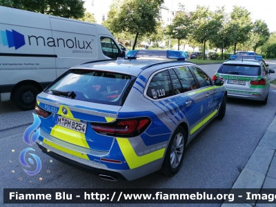BMW 520 Touring G30
Deutschland - Germania
Landespolizei Bayern - Polizia di Stato della Baviera
Streifenwagen - Autopattuglia

Parole chiave: BMW 520_Touring_G30 polizei_bayern
