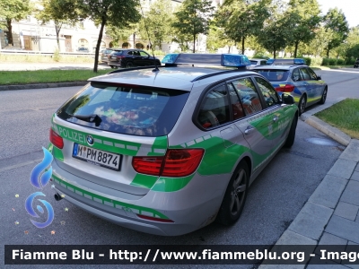 BMW 320 Touring F31
Deutschland - Germania
Landespolizei Bayern - Polizia di Stato della Baviera
Streifenwagen - Autopattuglia
Parole chiave: BMW 320_TOURING_F31 polizei_bayern