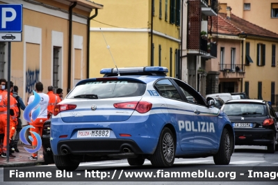 Alfa Romeo Nuova Giulietta restyle
Polizia di Stato
Allestimento NCT Nuova Carrozzeria Torinese
Decorazione Grafica Artlantis
POLIZIA M3882
