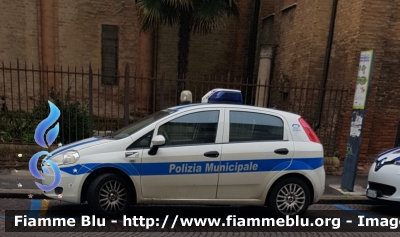 Fiat Grande Punto
Polizia Municipale Cesena
Cesena 27
Parole chiave: Fiat Grande_Punto