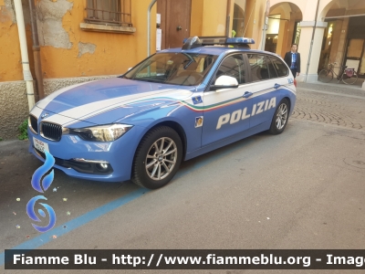 Bmw 320 Touring F31 II restyle
Polizia di Stato
Polizia Stradale
Allestimento Marazzi 
Decorazione Grafica Artlantis
POLIZIA M2426

