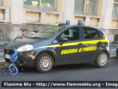 Fiat Grande Punto
Guardia di Finanza
GdiF 943 BH
Parole chiave: Fiat Grande_Punto GdiF943BH Festa_Forze_Armate_2019 4_novembre