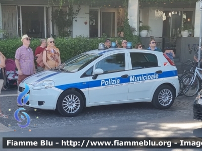 Fiat Grande Punto
Polizia Locale Rimini
POLIZIA LOCALE YA 137 AM
Rimini 502
Parole chiave: Fiat POLIZIALOCALEYA137AM