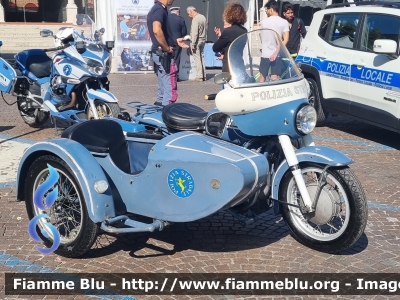 Moto Guzzi V7 Sidecar
Polizia di Stato
Polizia Stradale
POLIZIA 41103
Parole chiave: Moto Guzzi V7 Sidecar POLIZIA41103