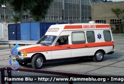 Mercedes-Benz 250
Nederland - Paesi Bassi
Fokker Brandweer Schiphol Oost
Parole chiave: Ambulanza Ambulance