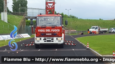 Iveco Eurofire 150E28 I serie
Vigili Del Fuoco
Comando Provinciale di Treviso
AutoScala da 30 metri allestimento Iveco-Magirus
VF 21963
Parole chiave: Iveco Eurofire_150E28_Iserie VF21963