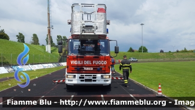Iveco Eurofire 150E28 I serie
Vigili Del Fuoco
Comando Provinciale di Treviso
AutoScala da 30 metri allestimento Iveco-Magirus
VF 21963
Parole chiave: Iveco Eurofire_150E28_Iserie VF21963