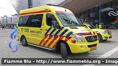 Mercedes-Benz Sprinter III serie
Nederland - Paesi Bassi
Region 17 Rotterdam-Rijnmond Ambulance
Parole chiave: Mercedes-Benz Sprinter_IIIserie Ambulanza Ambulance