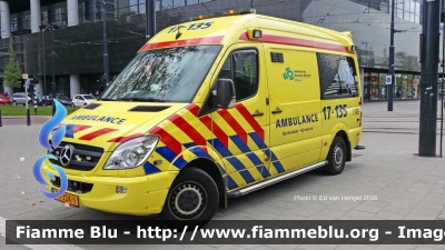 Mercedes-Benz Sprinter III serie
Nederland - Paesi Bassi
Region 17 Rotterdam-Rijnmond Ambulance
17-135
Parole chiave: Mercedes-Benz Sprinter_IIIserie Ambulanza Ambulance
