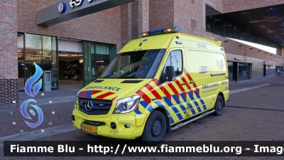 Mercedes-Benz Sprinter III serie restyle
Nederland - Paesi Bassi
Regionale Ambulance Voorziening (RAV) Brabant Midden-West-Noord
Parole chiave: Mercedes-Benz Sprinter_IIIserie_Restyle Ambulanza Ambulance