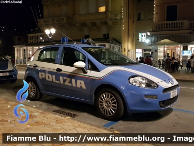 Fiat Punto VI serie
Polizia di Stato
Allestimento Nuova Carrozzeria Torinese
Decorazione grafica Artlantis
POLIZIA N5002
Lampeggianti Pilot Federal Signal 
Parole chiave: Fiat Punto_VIserie POLIZIAN5002