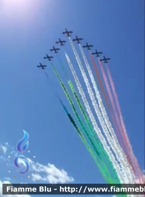 Aermacchi MB339PAN
Aeronautica Militare Italiana
313° Gruppo Addestramento Acrobatico
Stagione esibizioni 2020
Passaggio su Provincie
durante lockdown
