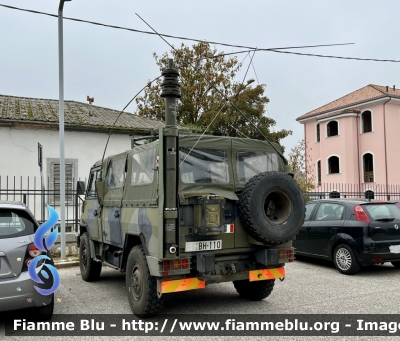 Iveco VM90 
Esercito Italiano 
IX Reggimento Alpini L’Aquila 
Servizio Telecomunicazioni 
Stazione Radio HF 
EI BH 110
Parole chiave: Iveco VM90_EIBH110