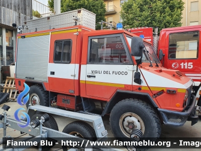 Iveco VM90
Vigili del Fuoco
Comando Provinciale di Pavia
Polisoccorso allestimento Magirus
VF 17942
Parole chiave: Iveco VM90 VVF17942